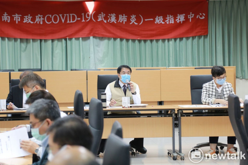 台南市長黃偉哲主持COVIE-19（武漢肺炎）一級指揮中心會議聽取各單位報告，指示目前正值疫病流行期間，相關單位務必落實人潮密集地點的疫情監測機制。   圖：台南市政府/提供