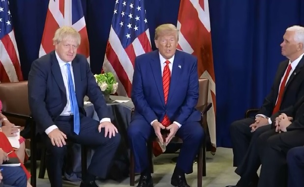 英國首相強生（左起）與美國總統川普在2019年9月曾經會談，此次染疫，川普表示願提供醫療協助。   圖：翻攝自美國白宮臉書影片