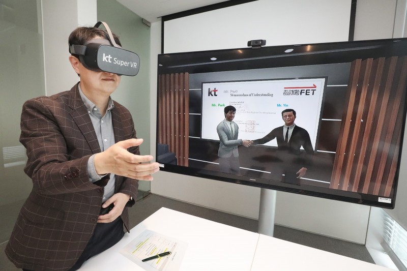 遠傳與韓國電信透過VR（虛擬實境）進行線上簽約，韓國電信簽約代表為資深副總經理PARK Hyun-jin。   圖：遠傳提供