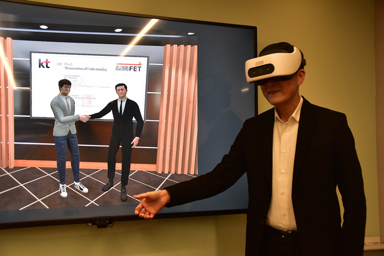遠傳與韓國電信透過VR（虛擬實境）進行線上簽約，遠傳簽約代表為遠傳個人用戶事業群執行副總經理尹德洋。   圖：遠傳提供
