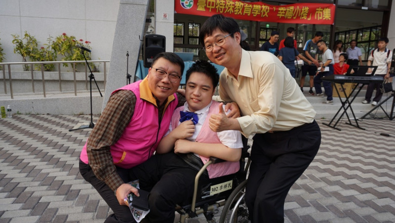陳大鈞（左）擔任網銀社會福利基金會執行董事，經常參與慈善活動。   網銀社會福利基金會/提供