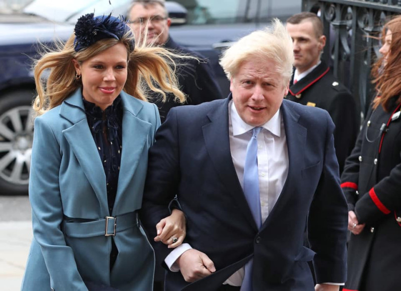 英國首相強生（前排右起）與女友西蒙茲雙雙確診武漢肺炎，但目前2人情況都已好轉。   圖：翻攝自強生臉書