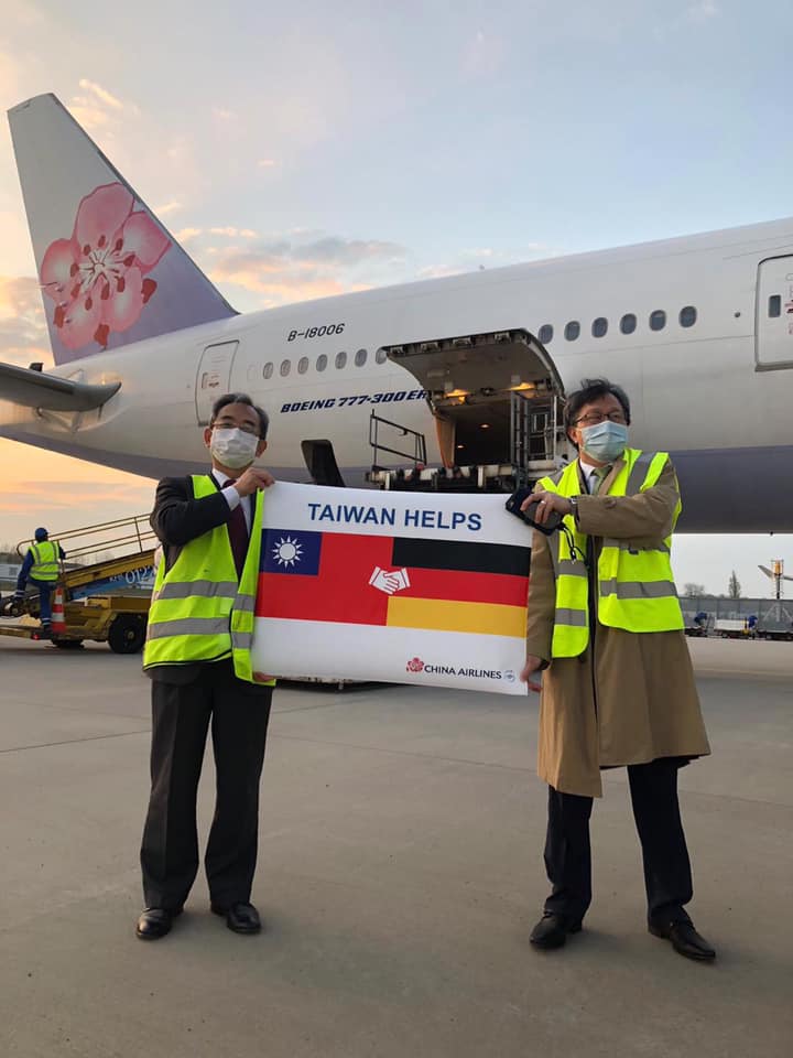 載著台灣捐給德國、捷克及波蘭口罩的華航飛機，抵達德國。   圖：翻攝自謝志偉臉書