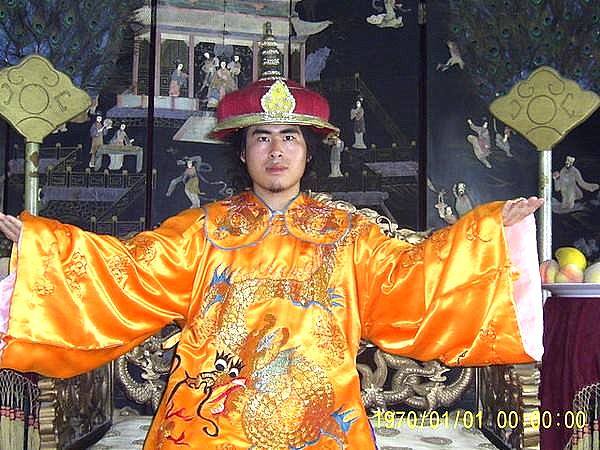 新黨發言人王炳忠指控民進黨餵養網軍，現在用來攻擊WHO秘書長譚德塞。   圖:擷取自臉書