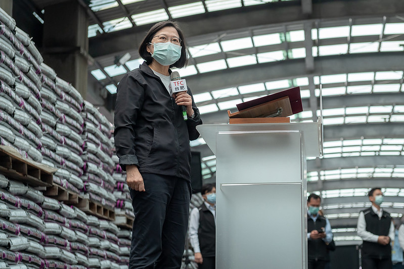 蔡英文總統今（10）日前往台中視察「台灣肥料股份有限公司」，宣布從4月15日開始，政府推出實名預購方式，每包肥料補助20元，直接匯入農民朋友的帳戶。   圖：總統府提供