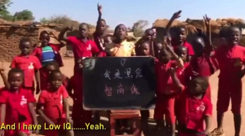 中國對非洲嚴重種族歧視，花錢要非洲兒童自辱的影片在網路上被熱議   圖:擷取自臉書