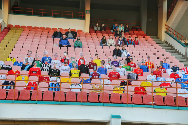 根據《路透社》報導，在白俄羅斯聯賽球隊FC Dynamo Brest的比賽場邊，出現許多套著球衣、並貼上人臉照片的假人。   圖:擷自ФК Динамо Брест / FC Dynamo Brest臉書