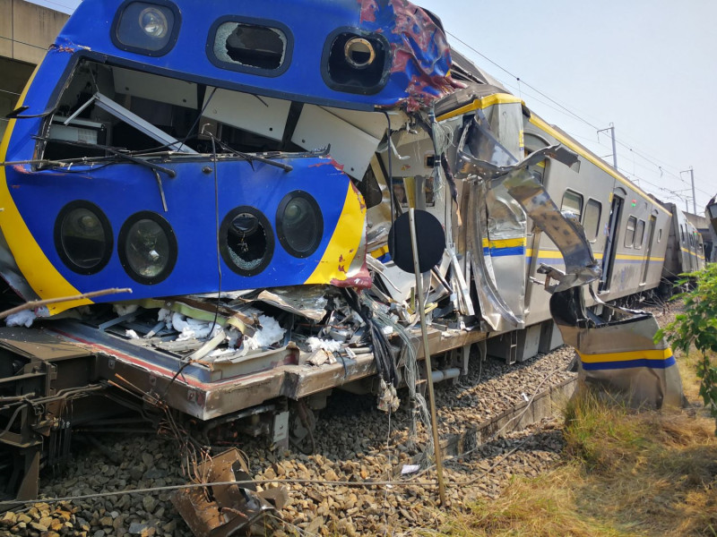 昨天台鐵區間車撞上闖越平交道的聯結車，總損失約3.2億元。   圖：台鐵/提供