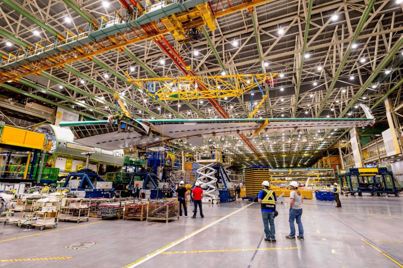 美國航空航太界一哥波音旗下部份工廠已停止生產，外傳該公司正在計畫一項裁撤10％員工的計畫。   圖：取自波音公司臉書