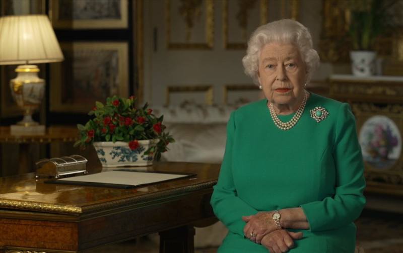 93歲的英國女王伊麗莎白二世11日首度發表復活節談話，鼓勵民眾並表示「冠狀病毒無法擊敗我們」，「光明終會戰勝黑暗」。   圖為伊麗莎白二世5日透過電視轉播演說。（圖取自twitter.com/RoyalFamily）