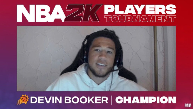鳳凰城太陽隊主力得分後衛Devin Booker以全勝戰績拿下NBA 2K球員盃冠軍。   圖：翻攝自推特
