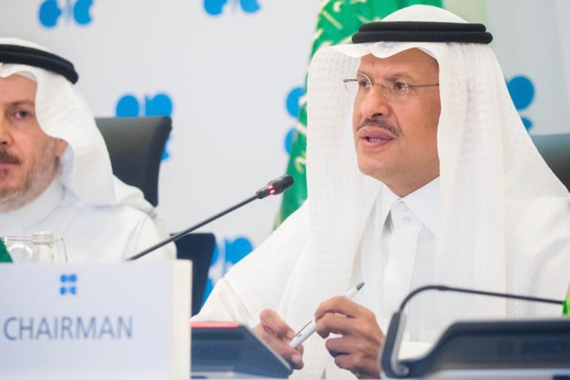 沙烏地阿拉伯能源部長薩勒曼親王（右）主持會議，宣布石油減產協議。   圖：翻攝自OPEC臉書
