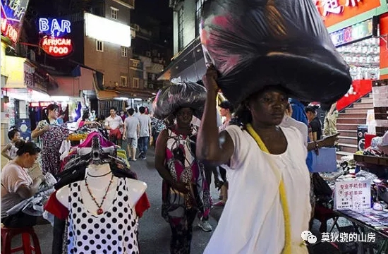 來自非洲的黑人婦女在廣州市擺路邊攤做生意。   圖 : 翻攝自微信