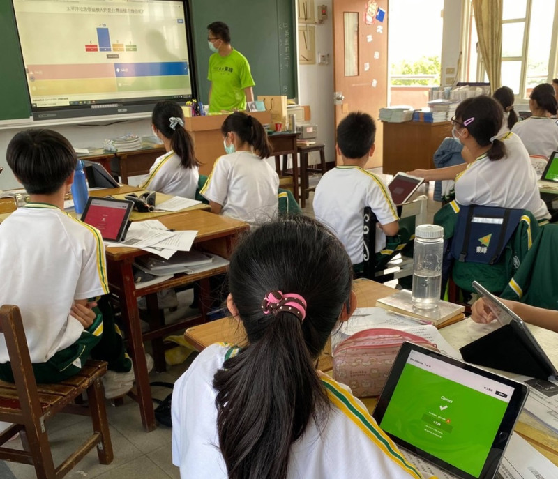 中市教育局補足所需要的平板電腦，讓學生如遇停課期間，都能透過線上教學持續進行學習。   圖：台中市政府/提供