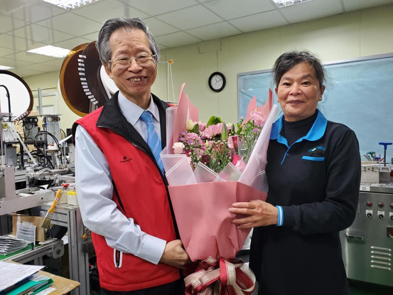 顏女士復工，她的老闆「摩戴舒」董事長鄭永柱，為她獻上一束鮮花。   圖：翻攝自黃光芹臉書