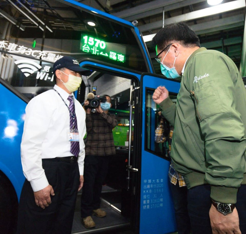 交通部長林佳龍前往台北轉運站訪視國道客運業者營運受疫情影響情形。   圖：取自林佳龍臉書