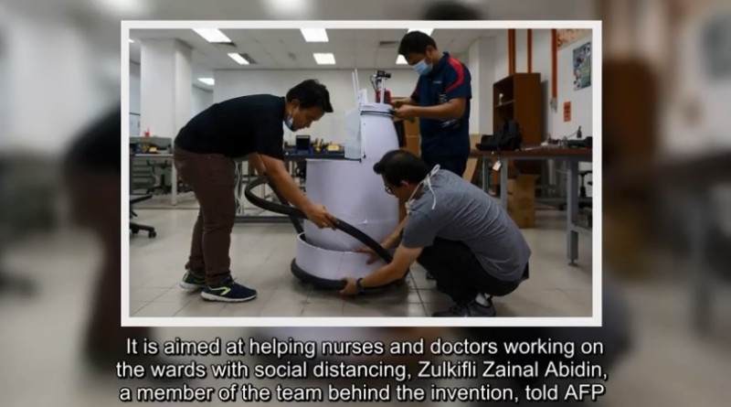 馬來西亞科學家打造出外型為圓筒狀的醫療機器人，讓醫護人員能夠與患者進行遠端溝通。降低感染武漢肺炎風險。   圖：翻攝Youtube
