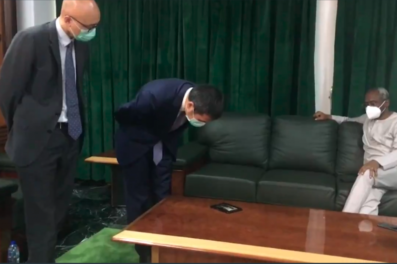 中國駐奈及利亞大使周平劍彎腰查看觀看手機畫面，引發熱議。   圖:擷自akinalabi推特