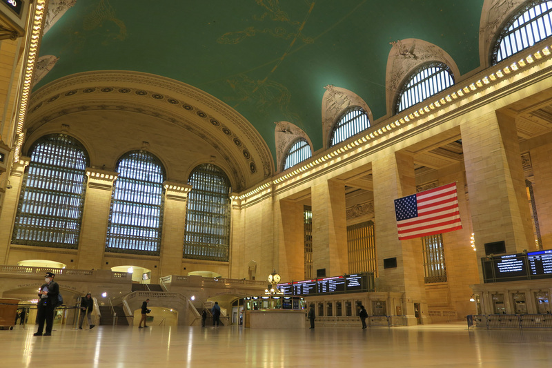 紐約通勤族銳減，中央車站大廳空蕩蕩。   圖 : 中央社