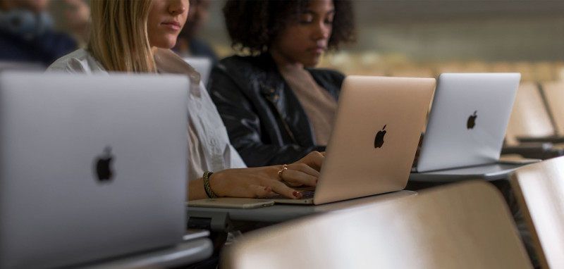 蘋果去年提出專利申請，計劃將無線充電功能整合到MacBook筆電內，讓用戶可以使用筆電替手機等產品充電。   圖：取自蘋果官網