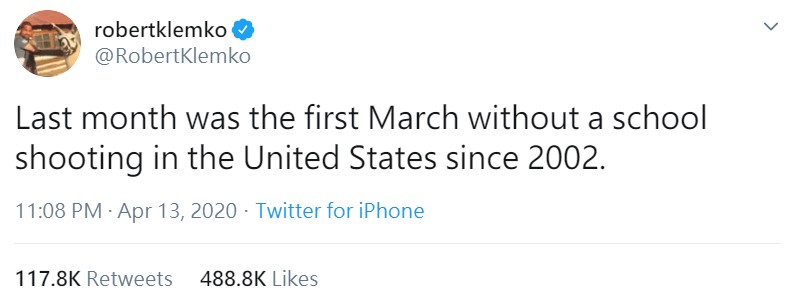 他在推特表示，上（3）月是自2002年以來，美國首次沒有發生校園槍擊案的3月。   圖 : 翻攝自Robert Klemko推特