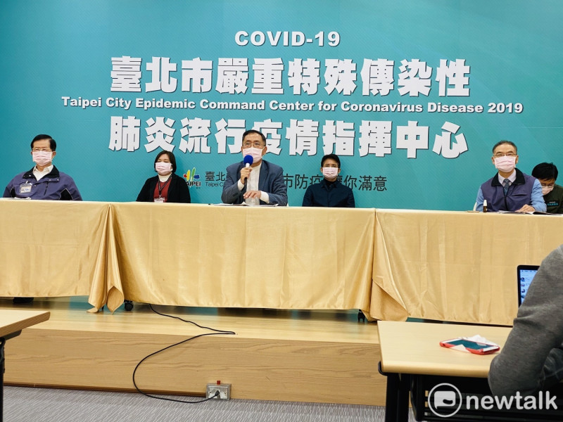 台北市副市長蔡炳坤率領多位官員召開防疫記者會，特別都一起戴上粉紅色口罩。   圖：周煊惠 ／攝