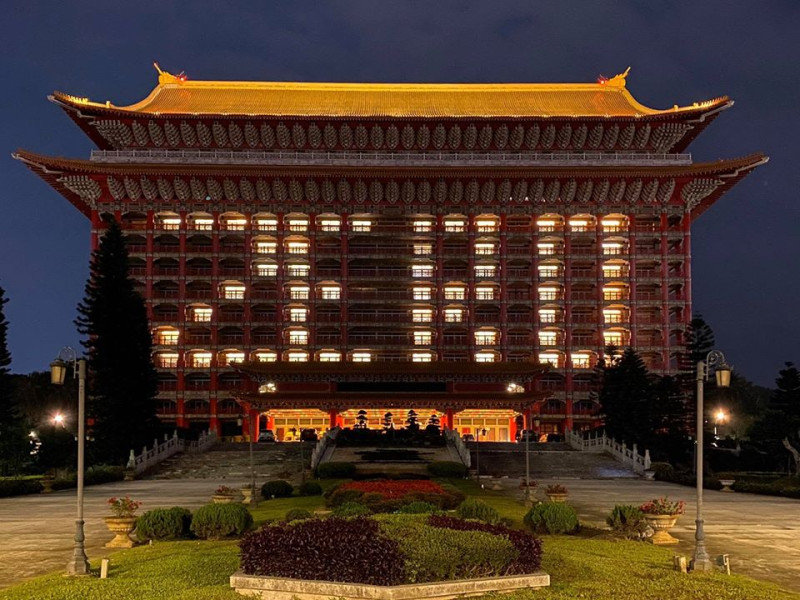 台灣今天再度零確診，台北圓山飯店特別在晚間點燈時發揮小巧思，在正大樓前打出大大的「ZERO」字樣。   圖：翻攝圓山飯店臉書