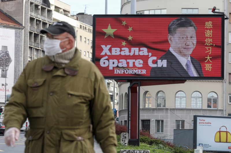 位於東歐的塞爾維亞，首都貝爾格萊德街上近日出現不少印有中國領導人習近平照片的看板，旁邊更以簡體中文寫上「感謝您習大哥！」   圖：達志影像/路透社