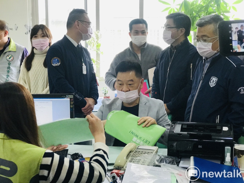 前議員王孝維今日前往市黨部登記參選民進黨台北市黨部主委選舉。   圖：周煊惠 ／攝