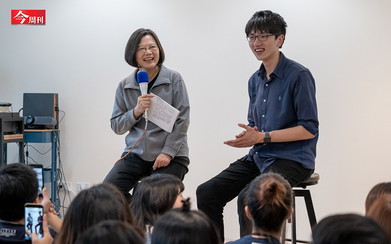 林裕欽創辦的Dcard，是台灣年輕人交友社群的第一把交椅，也是備受矚目的台灣原生社群網站，就連總統蔡英文也是「卡友」。   圖：總統府／提供