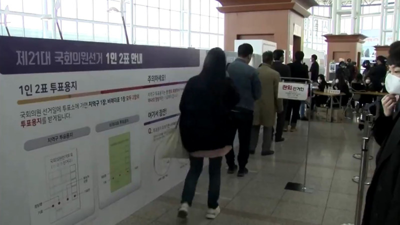 韓國國會選舉今登場，選民戴上口罩和手套，防止病毒擴散。   圖：翻攝自twitter