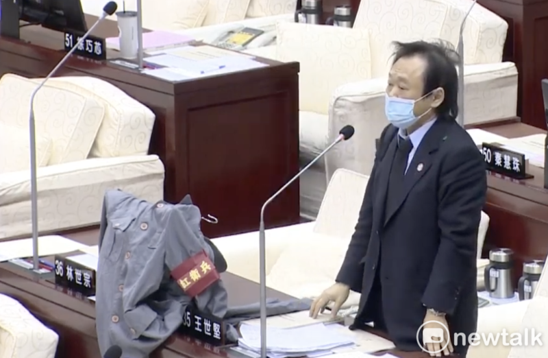 議員王世堅贈送「毛裝」諷刺台北市長柯文哲。   圖：周煊惠 / 攝