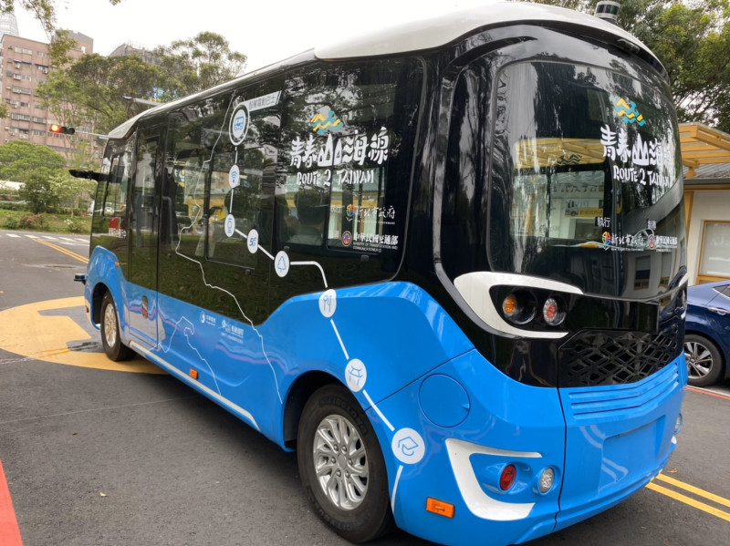 全國第一個將智駕電動巴士導入公共運輸系統接駁的測試運行計畫，本月底前在淡海新市鎮上路測試。   圖：新北市交通局／提供 