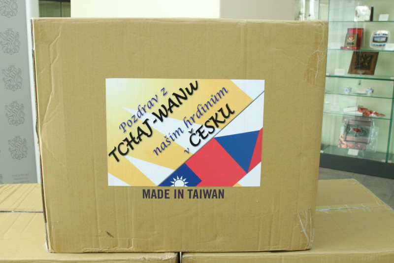 捷克眾議院議長馮德拉切克在自己臉書大秀台灣捐贈的口罩，還拍照特寫秀出「Tchaj-wanu」（台灣）。   圖：翻攝自馮德拉切克臉書