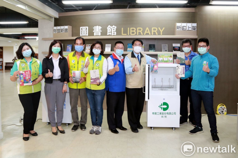 面對新冠肺炎疫情，為保障市民借閱書籍的衛生安全，黃偉哲積極向各界募集圖書除菌機，今日偕同文化局長葉澤山至新營文化中心圖書館出席捐贈儀式，頒發感謝狀表揚帝寶工業公司及可成科技公司。   圖：黃博郎／攝