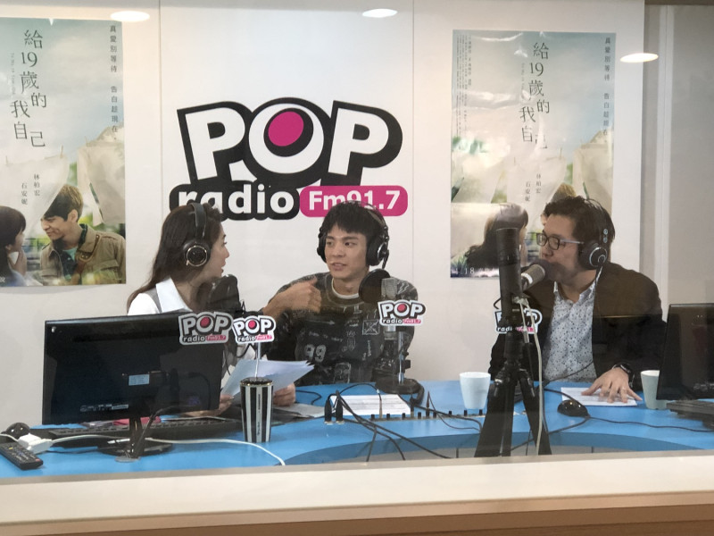 POP Radio從5年前開始做直播，節目《POP最正點》主持人(左1)林書煒及鄭偉柏(右1)訪問演員林柏宏(中)的電影宣傳。   圖：楊瑾錚/攝影