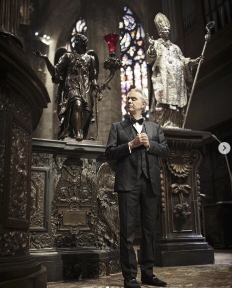 義大利男高音安德烈波伽利日前復活節在米蘭大教堂開獨唱直播演唱會。   圖：翻攝安德烈波伽利instagram