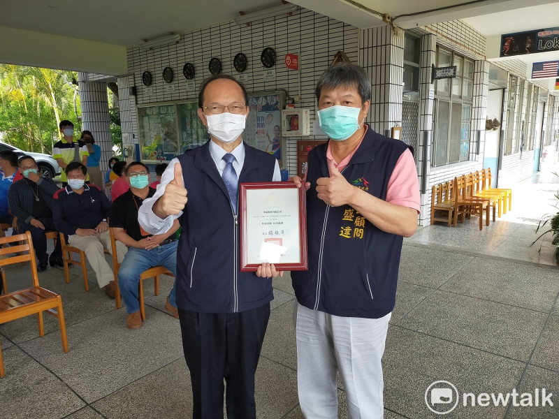 台中市教育局長楊振昇（左）致贈感謝狀給市政顧問鄒盛達。   唐復年/攝