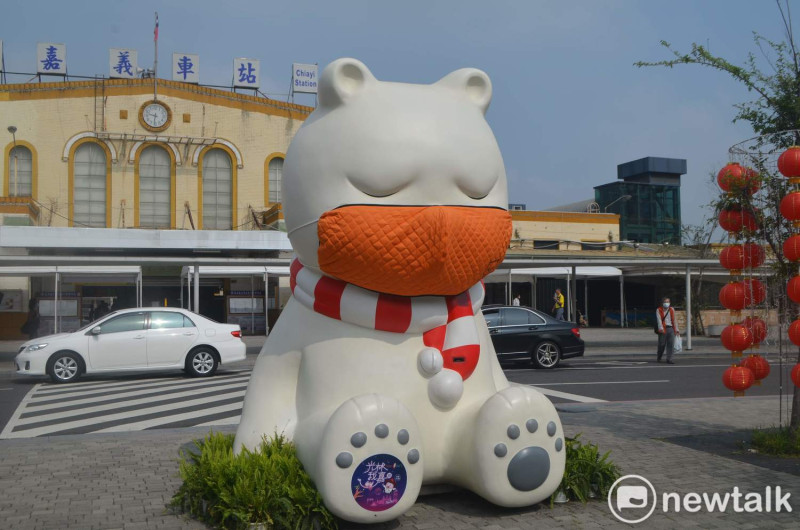 嘉義火車站前戴口罩的沈睡大白熊是防疫新地標，近日傳出有確診病例在嘉義市趴趴走。   圖：蔡坤龍/攝
