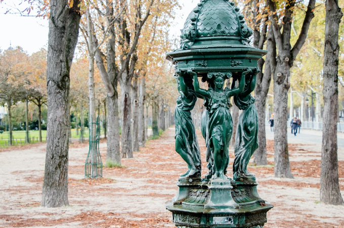 法國巴黎市副市長布洛爾才在推特表示將重啟市內封閉公園的飲用噴泉，卻傳出非飲用水驗出微量武漢肺炎病毒，計畫可能生變。   圖：翻攝自布洛爾推特