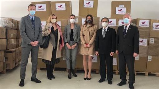 台灣去年第2波援外口罩捐贈斯洛伐克。   圖：翻攝駐斯洛伐克台北代表處官網