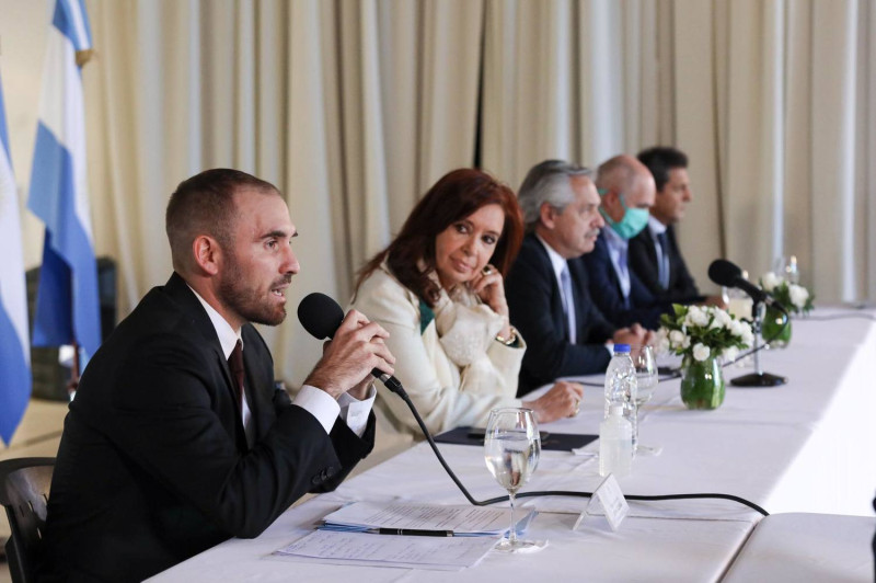 阿根廷經濟部長古茲曼（左）陪同總統費南德茲（中）召開記者會，要求國際債權人給予機會，讓該國重整債務。   圖：翻攝自費南德茲臉書