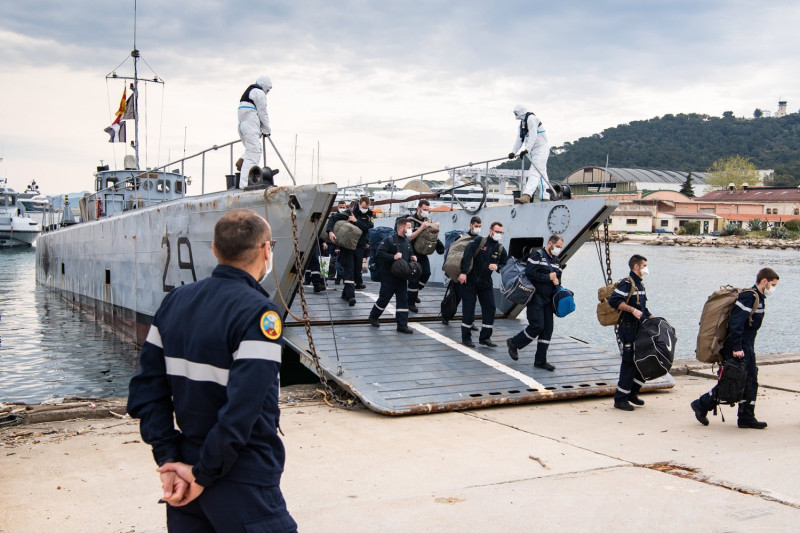 戴高樂號航母水手前往指定地點進行集中隔離。   圖：取自法國海軍臉書粉專 Marine Nationale