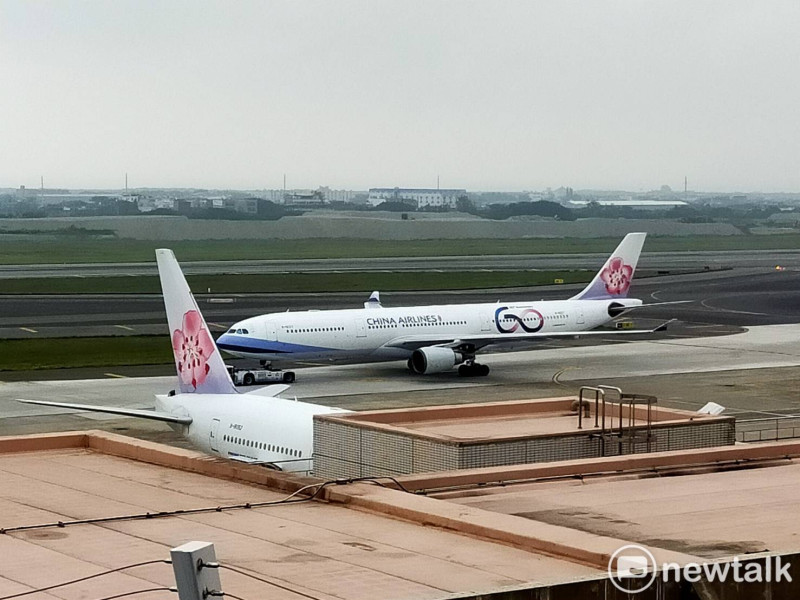 華航今年6/14降落松山機場時差點發生衝出跑道意外，民航局提出4點改善建議。(示意圖)   圖：林昀真/攝（資料照）