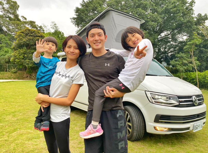 宥勝(右2)帶著妻子(右3)與一雙兒女，把豪宅賣掉，住在露營車上探索台灣。   圖：翻攝宥勝臉書粉絲專頁