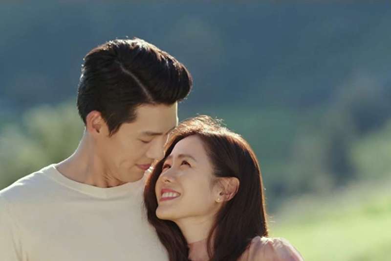 「小聖蚊的治國日記」貼出韓劇《愛的迫降》劇照，戲稱「他們兩個好像可以光明正大在一起了」。   圖：翻攝自「小聖蚊的治國日記」臉書