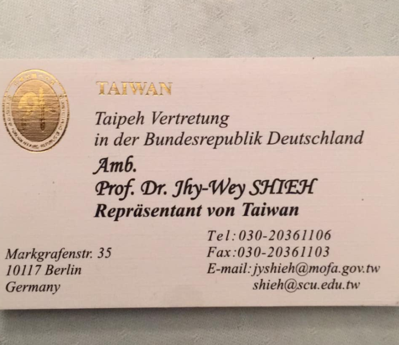 謝志偉貼文秀出他的名片，上面大大放著「TAIWAN」，字體還是燙金的。   圖：翻攝自謝志偉臉書