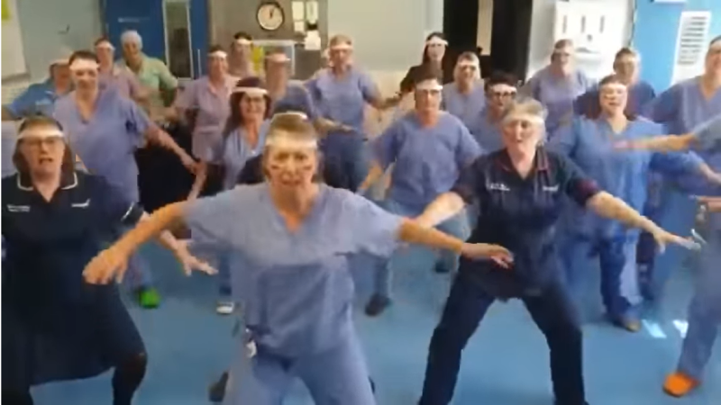 英國一家醫院人員為抗疫，拍攝一段頭戴髮帶、臉塗上顏料，賣力跳舞的影片，但因被批是對紐西蘭傳統舞蹈哈卡舞的嘲弄，醫院趕緊撤下這段影片，並對受到冒犯的人道歉。   圖：擷取自Har Youtube影片