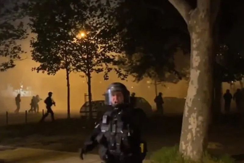 巴黎北部的拉加雷訥新城（Villeneuve-la-Garenne）出現暴動，起因為警察被指控針對穆斯林族群出現的「種族主義」暴力行為。   圖：翻攝自Taha Bouhafs推特