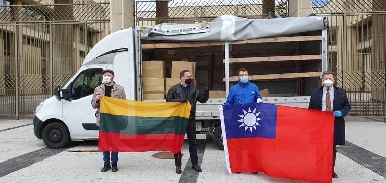 立陶宛「棄中友台」，為歐洲樹立了一個「罕見的榜樣」。圖為台灣贈送10萬片口罩時，立陶宛國會議員舉國旗致謝。   圖：翻攝自Gintaras Steponavičius臉書